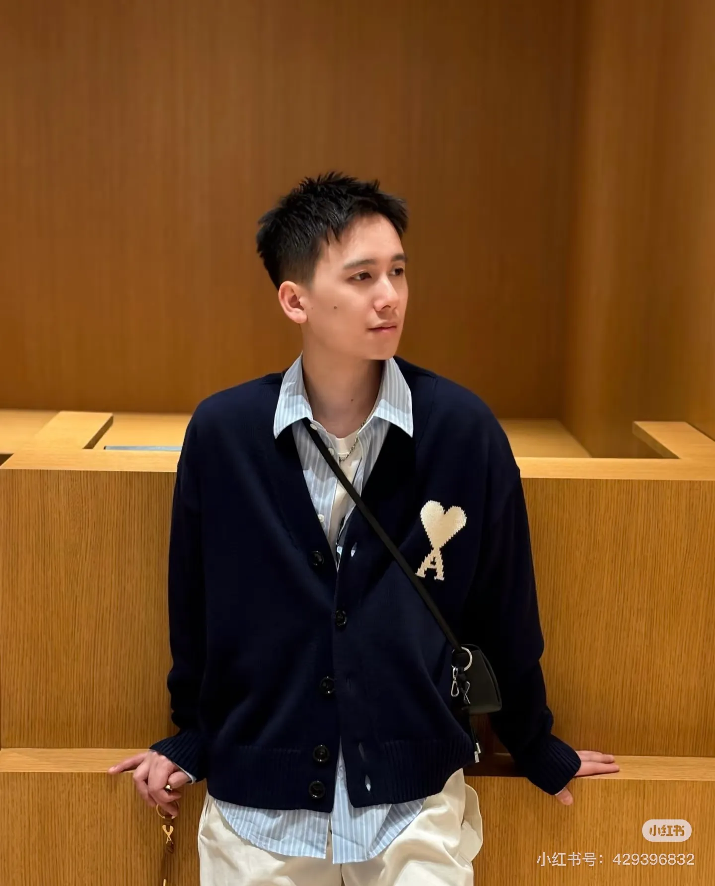 [Upper body picture] Ami love V-neck knitted cardigan